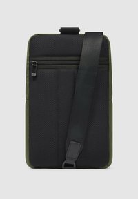 Borsa a tracolla rettangolare nera e verde oliva con tessuto testurizzato, tasca frontale con zip, tracolla regolabile e bordi rinforzati.