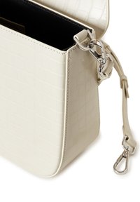 Borsa in pelle con texture coccodrillo color avorio, con chiusura e tracolla in argento, caratterizzata da una forma rettangolare strutturata e fodera interna nera.