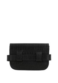 Pochette en cuir noir avec une texture en relief crocodile, de forme rectangulaire, et deux sangles à l'avant. Design à rabat ouvert avec des coins arrondis.