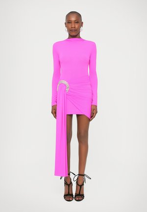 DRAPE OVERLAY MINI DRESS WITH CRYSTAL SPIRAL  - Koktel haljina / svečana haljina - fuschia/silver-coloured