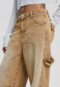 Bershka Vaqueros boyfriend - camel