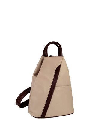 Beiger Rucksack aus Leder mit einer strukturierten Form, braunen Lederakzenten, einer Seitentasche und zwei Griffen für vielseitige Trageoptionen.