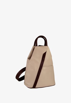 Beige leren rugzak met een gestructureerde vorm, bruine leren accenten, een zijvak en dubbele handgrepen voor veelzijdige draagmogelijkheden.