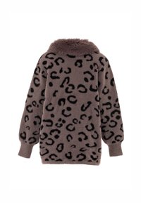 Leopardmönstrad fleece-tröja, mjuk textur, grå botten med svarta fläckar, rund halsringning, långa ärmar och krage av fuskpäls.