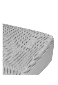 Grijze matras met een gestructureerd, geperforeerd oppervlak en een gladde rand. Bevat een klein merkembleem aan de zijkant.