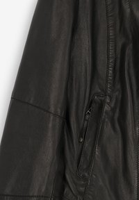 Svart läderjacka med texturerad yta, diskret sidoficka och tydliga sömmar längs ärmen.