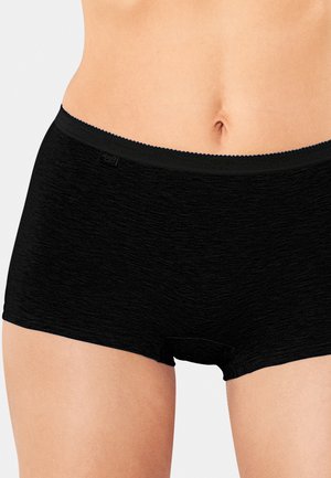 Zwarte boyshort onderbroek met een gladde textuur en kantafwerking op de tailleband. Gemaakt van zacht, rekbaar materiaal voor comfort.