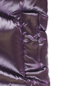Giacca a vento viola con una trama lucida e liscia. Presenta pannelli cuciti e una tasca laterale, evidenziando un design moderno.