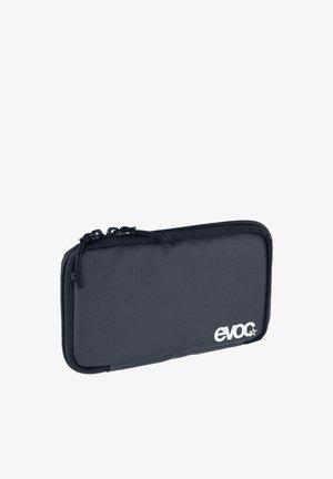 Schwarzes, weichstoffliches Reißverschluss-Etui mit strukturierter Oberfläche und verstärkten Kanten; auf einer Seite befindet sich ein weißes Logo.