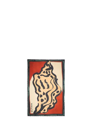 Bufanda rectangular con líneas onduladas negras abstractas y manchas sobre un fondo beige, enmarcada por bordes rojos y verde oscuro.