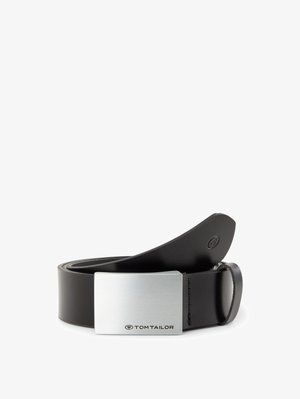 Cinturón de cuero negro con hebilla rectangular de metal plateado. La hebilla presenta un acabado cepillado y un logotipo grabado. Textura lisa en toda la superficie.