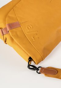 Aunts & Uncles SENDAI - Umhängetasche - mustard