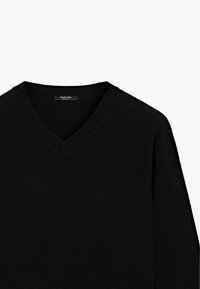 Maglione nero a V in morbido materiale, con una finitura testurizzata. L'etichetta "Massimo Dutti" è visibile all'interno del collo.