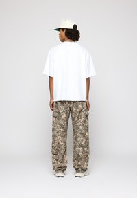 EIGHTYFIVE CAMOUFLAGE - Jeans baggy - beige/brown/white