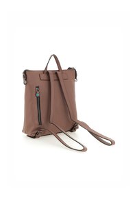 Borsa in pelle marrone con una superficie liscia, dotata di due lunghe cinghie, di un manico superiore e di una tasca laterale con zip e un accento colorato.