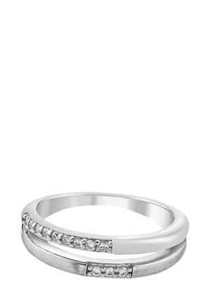 Bague double en argent avec une finition polie, une bande ornée de pierres précieuses claires et scintillantes, et l'autre avec une texture mate.