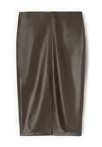 Brązowa spódnica ołówkowa z ekologicznej skóry o gładkiej fakturze, długości do kolan, z detalem w postaci szwu na środku.