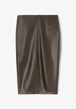 Brązowa spódnica ołówkowa z ekologicznej skóry o gładkiej fakturze, długości do kolan, z detalem w postaci szwu na środku.