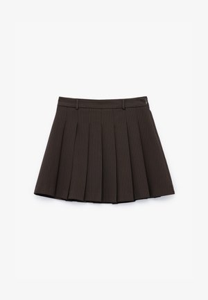 Bruine geplooide rok met verticale streepjes, voorzien van een tailleband en een zijrits. Gemaakt van stof, heeft het scherpe, strakke lijnen.