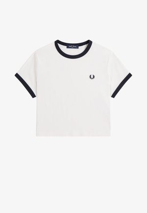 Camiseta blanca recortada con cuello y puños de manga en canalé negro, con un pequeño logo de corona de laurel negro en el lado izquierdo del pecho.