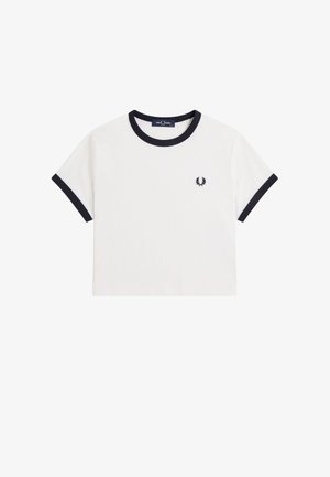 Camiseta blanca recortada con cuello y puños de manga en canalé negro, con un pequeño logo de corona de laurel negro en el lado izquierdo del pecho.