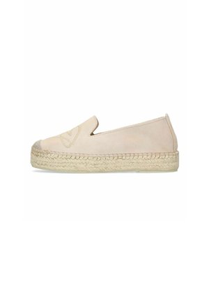 Beige slip-on espadrille-schoen met gevlochten juten zool en subtiel gestikt logo aan de bovenzijde tegen een witte achtergrond.