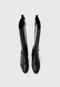 Botas de couro pretas até ao joelho com um design elegante, apresentando um bico apontado, forma esbelta e fechos laterais para fácil utilização.