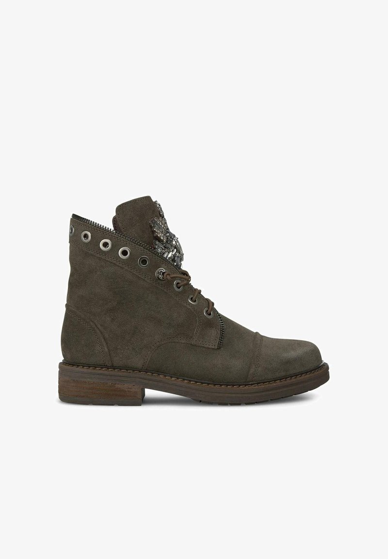 Groene suède enkellaarsjes met een gebogen kraag, metalen veterogen en decoratieve accenten. Beschikt over een lage blokhak en stikseldetails.