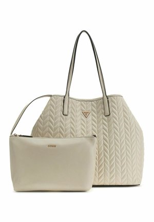 Beige gesteppt Handtasche mit langen Griffen und passender beiger Reißverschlusstasche, beide mit Guess-Markenlogos versehen.
