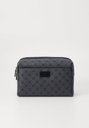 Grijze, gedessineerde cosmetica tas met een textuurafwerking, voorzien van een zwart logo plaat en een ritssluiting, rechthoekige vorm met afgeronde hoeken.