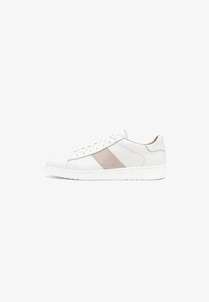 Weißer Sneaker mit niedrigem Schaft und beigem diagonalen Streifen an der Seite, weißen Schnürsenkeln und dicker weißer Sohle.