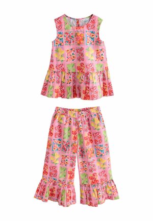 Bezrękawnik w kolorze różowym dla dziewczynek i krótkie spodnie z kolorowym wzorem patchwork z owocami i kwiatami oraz marszczonymi brzegami.