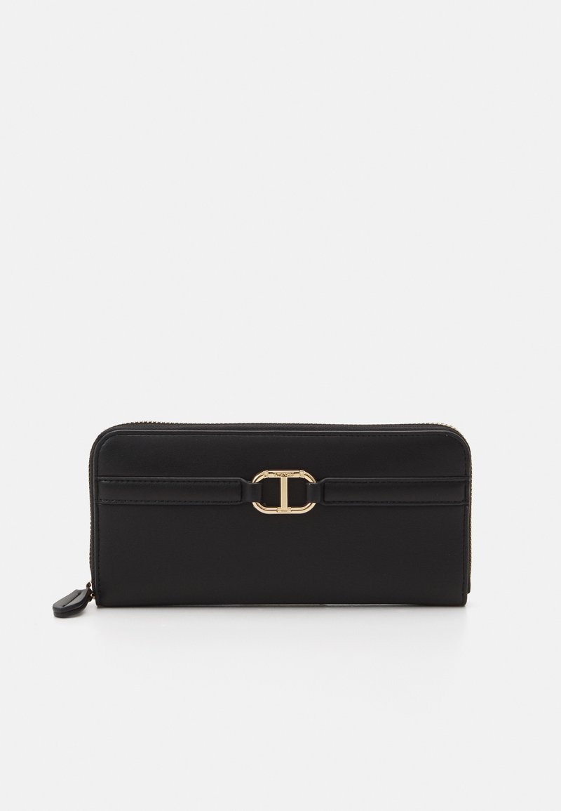 Portafoglio nero con zip in materiale sintetico liscio, caratterizzato da dettagli in metallo dorato e una tracolla anteriore con logo.