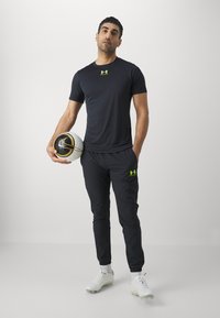 Under Armour CHALLENGER PRO - Camiseta deportiva - black/high-vis yellow