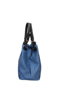 Borsa tote in tessuto blu intrecciato con manici in pelle nera. Presenta un'apertura arricciata e una forma rettangolare. Sottile motivo a griglia sulla superficie.