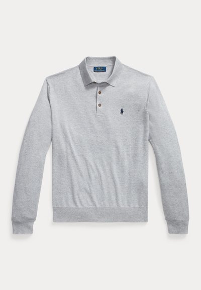Polo grigia a maniche lunghe in cotone, con chiusura a tre bottoni, polsini a costine e un piccolo logo blu navy sul petto sinistro.