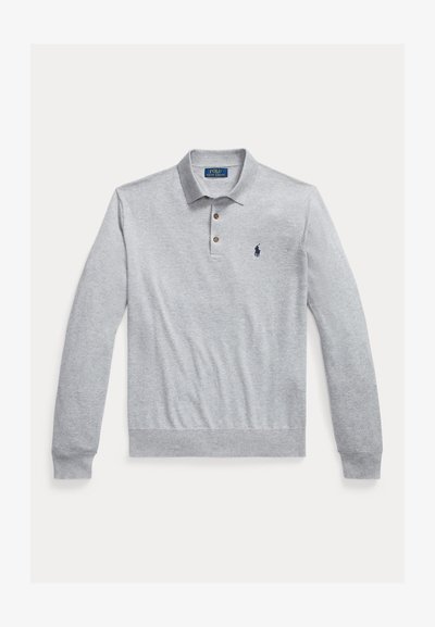 Polo grigia a maniche lunghe in cotone, con chiusura a tre bottoni, polsini a costine e un piccolo logo blu navy sul petto sinistro.