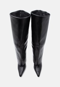 Juodos odos ilgaauliai virš kelių, su smailia nosimi ir aptaku dizainu. Lygus paviršius, aukštas batviršis su stačiakampiu atidarymu viršuje.