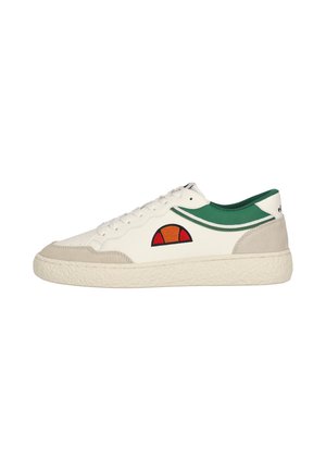 Sneaker basse bianche con colletto verde, punta e tallone in camoscio beige, suola strutturata e logo semicircolare rosso-arancione sul lato.