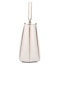 Bolso de muñeca beige con logotipos y patrones en relieve, forma rectangular y correa desmontable sobre un fondo blanco.