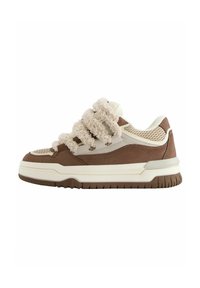 Brun atletisk sneaker med mesh och mockamaterial, mjuka remmar och en tjock vit sula med strukturerat brunt mönster.