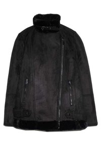 Giacca in shearling nera con colletto alto, chiusura frontale con zip, due tasche con zip e dettagli con fibbia in vita e orlo. Texture morbida.
