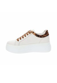 Baskets blanches avec une épaisse semelle blanche, des accents en imprimé léopard marron sur le talon, et des lacets marron avec des détails métalliques.
