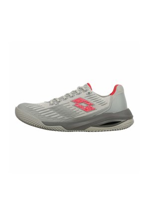 Scarpa sportiva grigio chiaro con suola strutturata, chiusura frontale con lacci, logo rosso sul lato e dettagli rossi su tallone e linguetta.