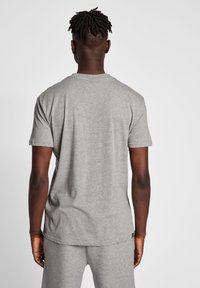 Grijze katoenen t-shirt met een ronde hals en korte mouwen, met een gladde textuur en een ontspannen pasvorm. Geen zichtbare logo's of patronen.