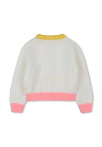 Gebreide trui met een witte body, een gele ronde kraag en een roze fuzzy zoom. Eenvoudig ontwerp met een zachte textuur en contrasterende kleuraccenten.