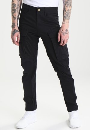 Zwarte cargobroek gemaakt van duurzaam stof, met meerdere zakken, een nauwsluitende pasvorm en een gladde textuur. Knopenluiting bij de tailleband.