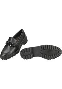 Schwarze Lederloafers mit einer Kettenakzent, ausgestattet mit einer dicken Gummisohle und einem strukturierten Profil für besseren Halt. Glatte Oberfläche im oberen Bereich.