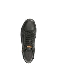 Sneaker en cuir noir avec un profil bas, un bout rond, un laçage à l'avant et une fermeture éclair sur le côté. Présente un accent en cuir tan sur la languette.