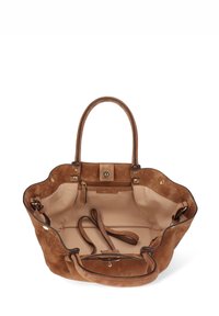 Bruine suède handtas met een zachte textuur, open bovenkant en leren accenten. Voorzien van een binnenvak met rits en twee draaghandvatten.